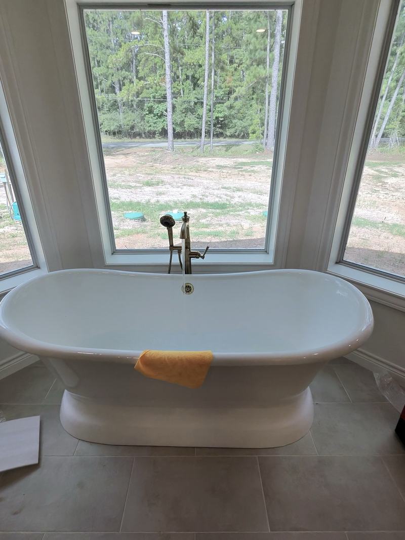 Freestanding bath installed in a bay window