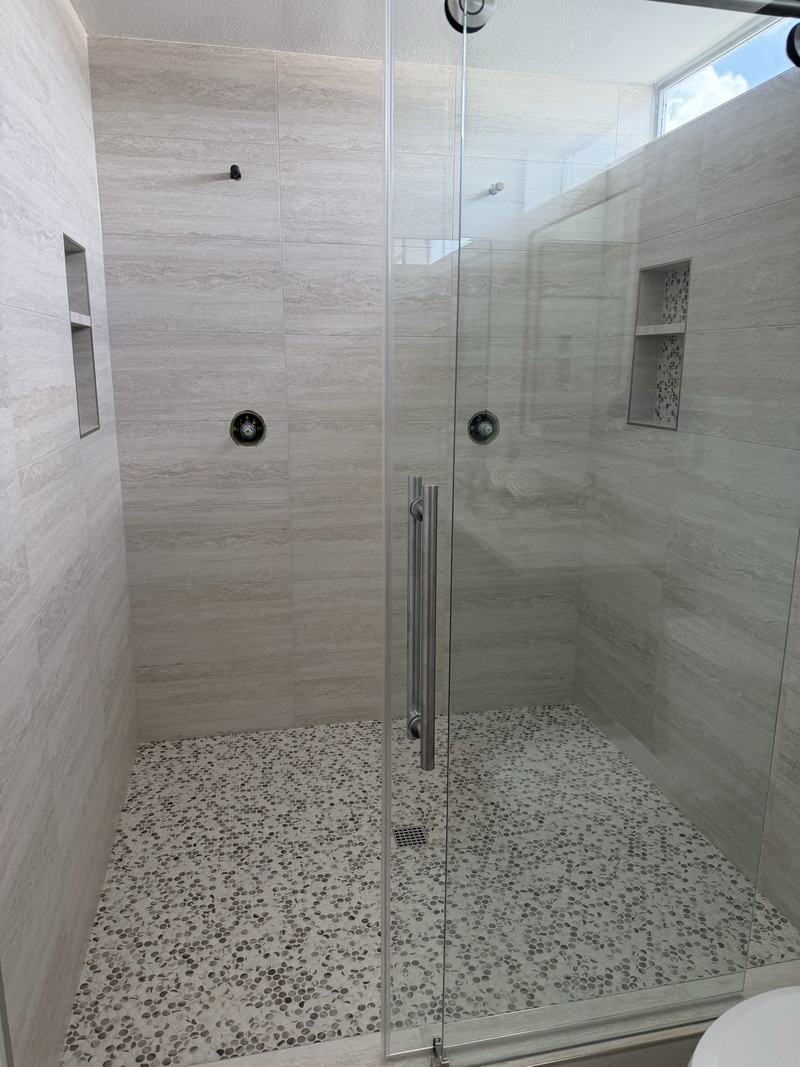 Finished walk in shower with tiled bench and recessed fittings